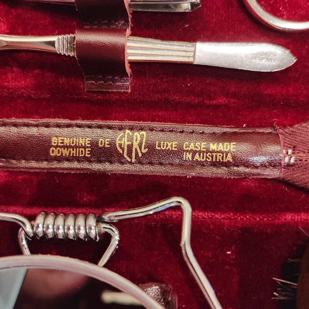 Vintage Toiletry Travel Kit, New with Tags! - Picture 8 of 14